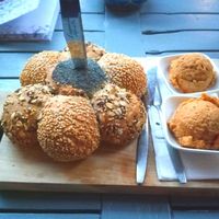 Bread with hummus (replaces one herb butter with hummus) at Wierenga in Castricum