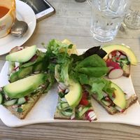 Avokado ve Humus Tartine at Le Pain Quotidien in Istanbul