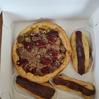 Éclairs au double chocolat et tarte aux pommes/pécan at Succulente Patisserie Végétale in Brussels