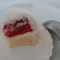 filling of the coconut pastry 🤤 at Succulente Patisserie Végétale in Brussels