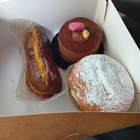 Eclair, chocolademoussetaartje en berlijnse bol at Succulente Patisserie Végétale in Brussels