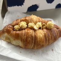 CROiSSANT CRENE
MAiS, POP-CORN, CARAMEL
4,50 €  at Succulente Patisserie Végétale in Brussels