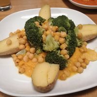 Kartoffeln, Brokkoli, Kürbispüree und gebratene Kichererbsen at Alge in Heidelberg