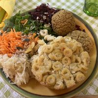 Vegan tris: salad, chickpea burger and pasta  at Vegan e Veg in Messina
