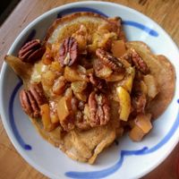 Pannenkoekjes met appel, kaneel en pecannoten at Vegan B&B Valkenbos in The Hague