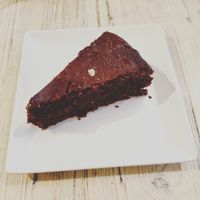 Vegan chocolate cake made of corn and rice flour at Contrà del Sole in Bassano Del Grappa