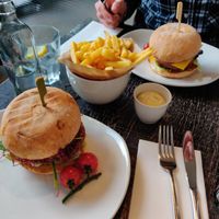 in front the Beet the Roots burger (vegan, 11 €), in the back the vegan Beyond Burger (11 € with added cheese for +1€) and belgian fries with vegan mayonaise (3,70 €). at Ellis Gourmet Burger in Bruges