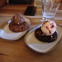 Galleta de chips de chocolate y helado de turrón y galleta de chocoaguacate y helado de frutos rojos at KAIME in Medellin