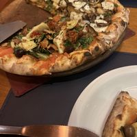 Pizza de massa fina. No dia em que fomos nao havia o queijo vegano, então eles capricharam bastante no recheio. Pedimos meia alcachofra com brócolis e meia shimeji com palmito.   at Allegro Pizzas in Florianopolis