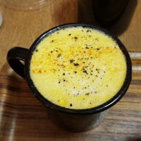 Golden latte at Wild & The Moon - Amelot in Paris
