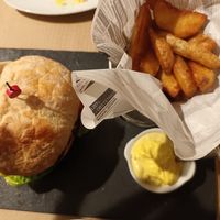 Main dish- homemade burger with fries at Sabores de Sandra in Mallorca
