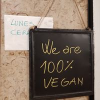 "we are 100% vegan" 💚💚💚 at Sabores de Sandra in Mallorca