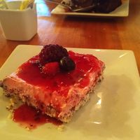 Tarta mousse de frutos rojos vegana at La Temeraria in Montevideo