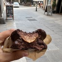 Alfajor de chocolate negro, una delicia   at Hanai Vegana in Barcelona