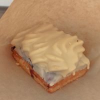 Tartaleta crema limón y frutos rojos at Hanai Vegana in Barcelona