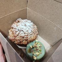 Alfajor de pistacho y pastel de manzana at Hanai Vegana in Barcelona
