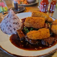 Reis mit frittiertem Tofu, Soja Geschnetzeltem (ähnl. Ente), Pak Choi und dunkler Soße. at Big Buddah in Raunheim