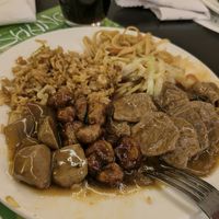 Arroz frito, tallarines, seitan en salsa, cerdo agridulce plant based... at Shi-Shang in Madrid