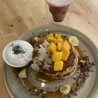 vegan pancakes with coconut cream and chai latte in rose at EatMyTrip  in Barcelona
