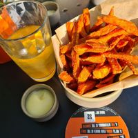 Sweet potato fries & vegan mayo, Homemade ice tea at Ellis - De Keyserlei in Antwerpen