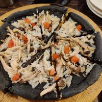 I order the mushroom and garlic pizza with soy cheese. The crust was colored with bamboo charcoal which adds gut health benefits at Volver in Kochi