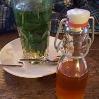 Pfefferminztee mit Honig at Cafe Livres in Essen