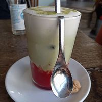 Erdbeer Matcha mit Hafermilch at Cafe Livres in Essen