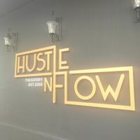 L'enseigne: endroit calme mais très isolé at Hustle n' Flow Eatery in San Pedro De Alcantara