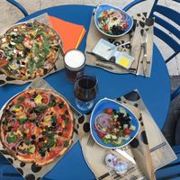 menu: vegan pizza, vegan salad and drink at Yolo Pizza in Valencia
