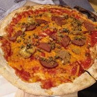 Pizza con no-chorizo, no-queso, soja texturizada... at Yolo Pizza in Valencia