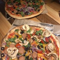 Fully loaded vegan za at Yolo Pizza in Valencia