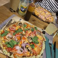 Vegan and non-vegan pizza at Yolo Pizza in Valencia