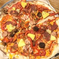 Vegan pizza at Yolo Pizza in Valencia