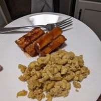 BBQ tofu side and side Mac and cheese at Vegelicious in Nashville