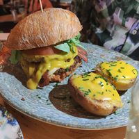 Big Queen burguer at Amarre 69 in Barcelona