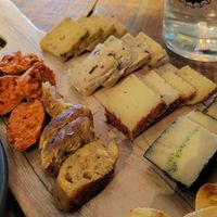 Vegan cheese platter with sausages at Amarre 69 in Barcelona