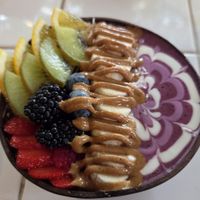 Violet açai bowl at Rainbowls in Amsterdam