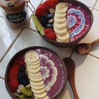 Violet and pink bowl at Rainbowls in Amsterdam