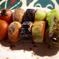 Vegetable schaschlik : 1 tomatoe, 1 potatoe, 1 piece of aubergine (dry and raw), 1 piece of courgette and 1 green pepper 🙄 at Old Bukhara Restaurant in Bukhara