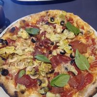 Pizza Manso vegana at Manso Pizzeria in Barcelona