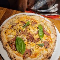 Cuatro quesos vegano at Manso Pizzeria in Barcelona