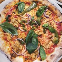 Vegan chicken, green pepper, red onion pizza. So good 😛🤤  at Manso Pizzeria in Barcelona