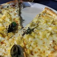 Pizza mit Käse auf Kokosölbasis und Kartoffeln at Manso Pizzeria in Barcelona