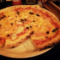 Pizza 4 quesos vegana at Manso Pizzeria in Barcelona