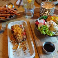 Hula bowl, spicy tahoe and sweet potato chips at Pura Vida Foodbar  - Midsland in Midsland