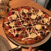 custom-made pizza: normal dough, tomatoe sauce, olives, zuccinu, mushrooms, red onion, chili oil, cashew cream cheese (sauce): total 23.- at Stripped Pizza - Talacker in Zurich