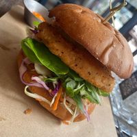 Goede burger met lekker veel groenten. 🍔   at SOIL Vegan Cafe - West in Amsterdam