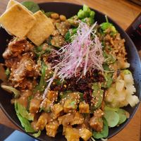 Veganer Salat mit temphe at SOIL Vegan Cafe - West in Amsterdam