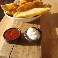 Homemade chunky chips with aioli and ketchup at Vondel in Devonport