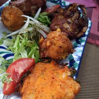 Fritura Bola de maíz, cebolla con curry, tortita de zanahorias at El Piano in Granada